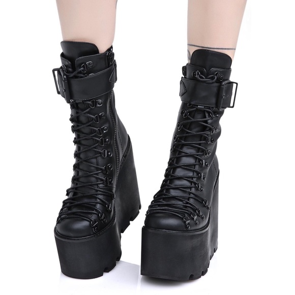 [current mood] • [traitor boots] - Picture 2 of 5